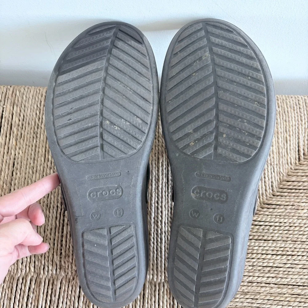 Crocs Sanrah Hammered Circle Wedge Flip Flop Sandals Women Sz 11 Espresso Gold - Picture 7 of 9